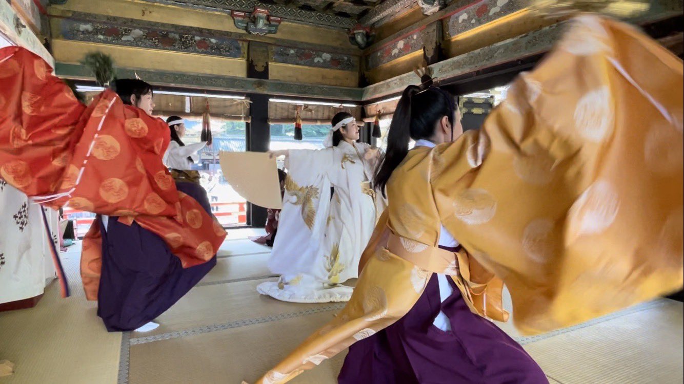 巫女舞体験　Miko mai.　Ritual dance of shrine maidens Experience